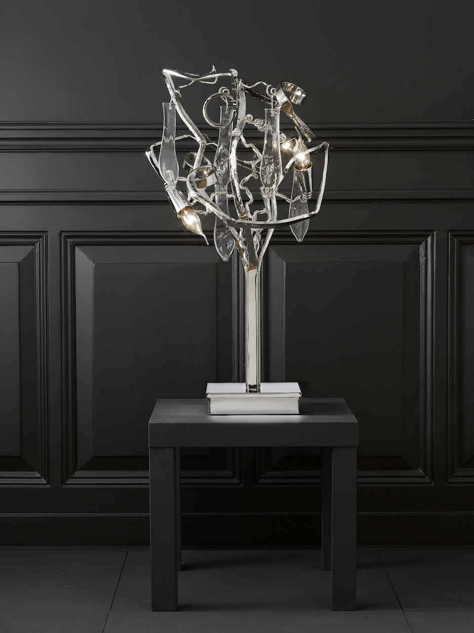 Brand van Egmond | Delphinium | Tischleuchte auf Beistelltisch | Leuchten Lukassen Lichtdesign Brand van Egmond | Delphinium | Tischleuchte auf Beistelltisch | Leuchten Lukassen Lichtdesign