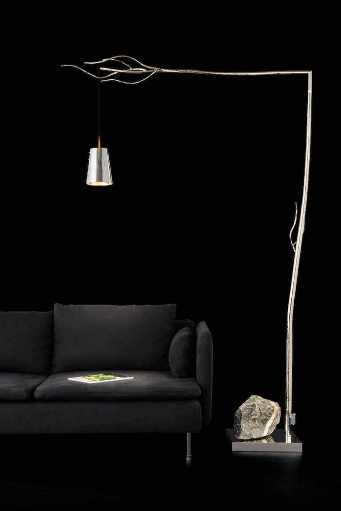 Brand van Egmond | Flintstone | Sofa vor dunkeler Wand | Leuchten Lukassen Lichtdesign