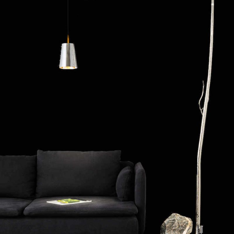 Brand van Egmond | Flintstone | Sofa vor dunkeler Wand | Leuchten Lukassen Lichtdesign