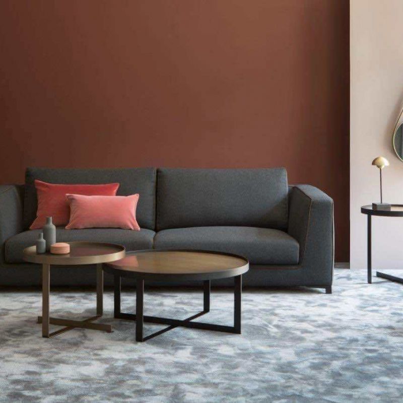 Christine Kröncke | Paola Tischleuchte | Wohnzimmer mit brauner Wand | Leuchten Lukassen Lichtdesign