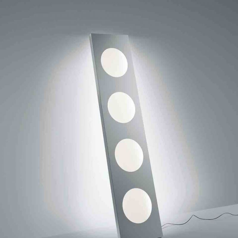 Foscarini | Dolmen | Leuchte vor hellgrauer Wand | Leuchten Lukassen Lichtdesign