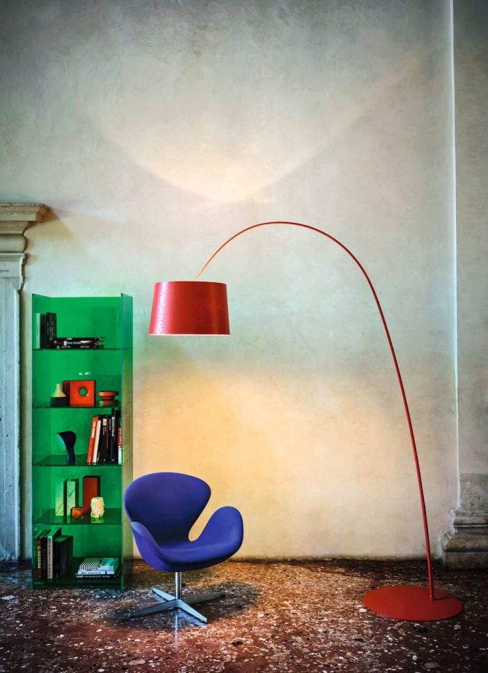Foscarini | Twiggy | Betonwand mit blauem Sessel | Leuchten Lukassen Lichtdesign