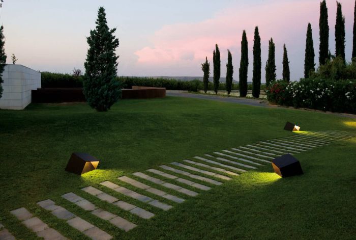 Vibia | Break | Außenleuchten auf Rasen | Leuchten Lukassen Lichtdesign