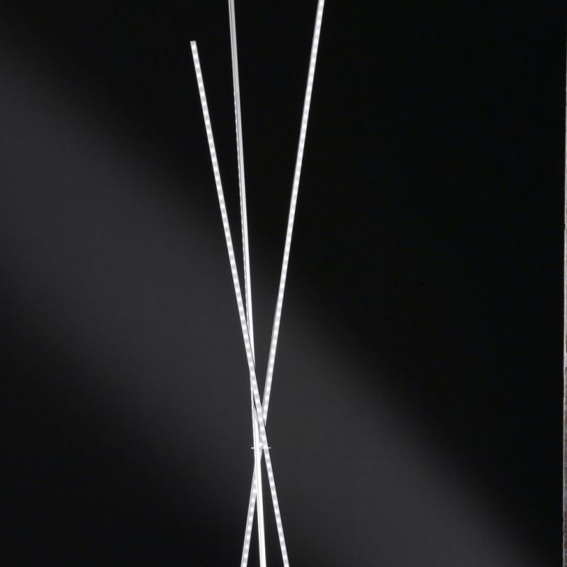 WOFI | CAMP | STEHLEUCHTE IN EINEM DUNKLEM RAUM | LEUCHTEN LUKASSEN LICHTDESIGN