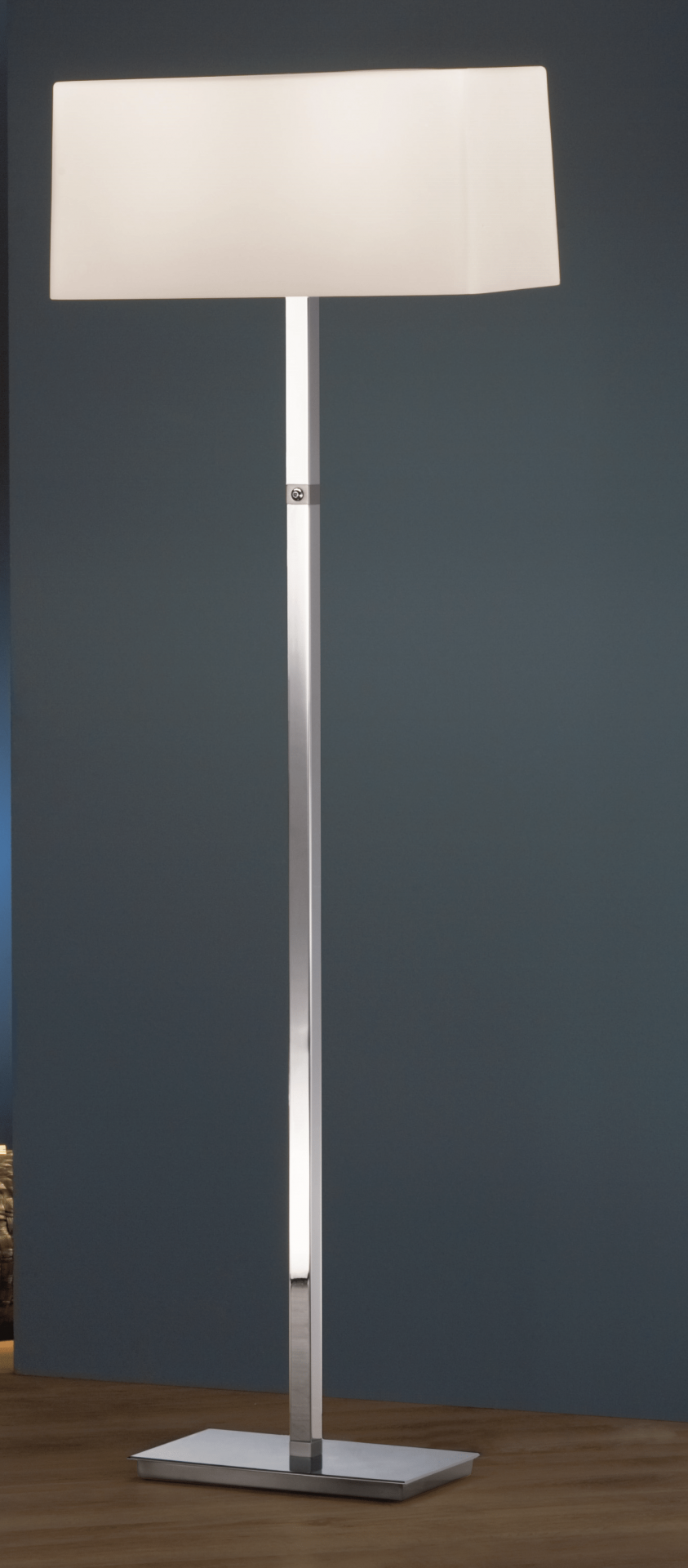 B+M | BRICK | STEHLEUCHTE IN DUNKLEN RAUM | LEUCHTEN LUKASSEN LICHTDESIGN