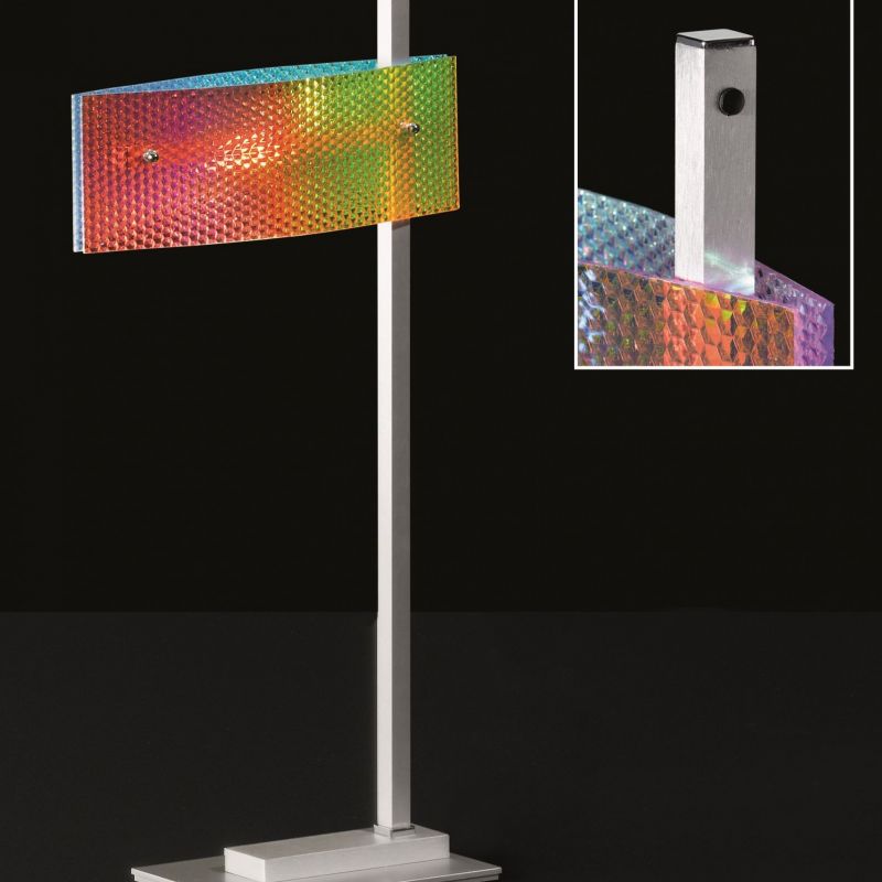 FISCHER & HONSEL | RAINBOW | TISCHLEUCHTE MIT SILBERNEN FUß IN DUNKLEN RAUM | LEUCHTEN LUKASSEN LICHTDESIGN