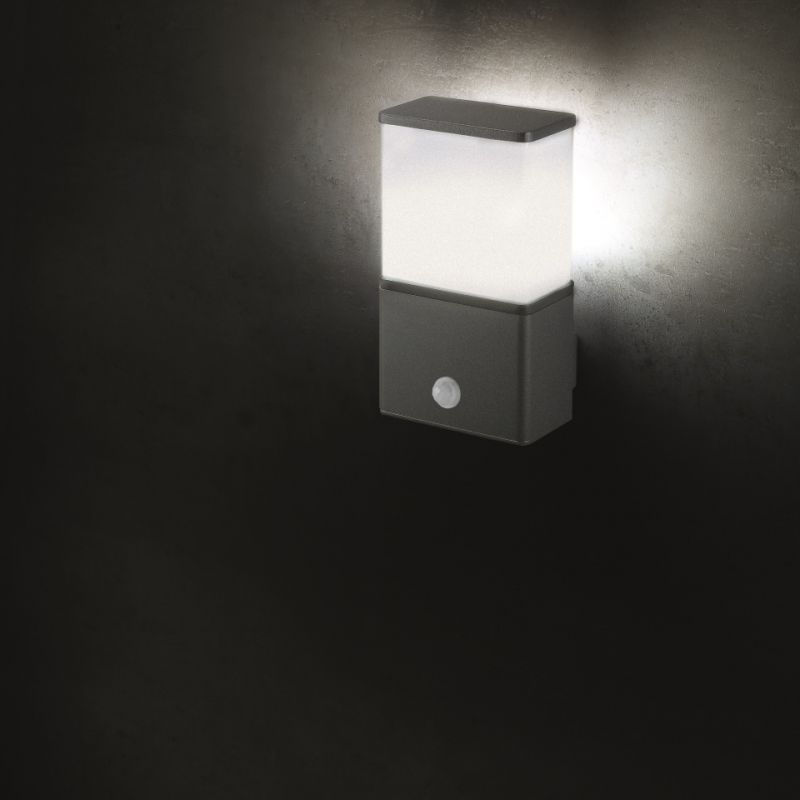 LUPIA LICHT | LUKA | AUßENWANDLEUCHTE MIT SENSOR AN WAND | LEUCHTEN LUKASSEN LICHTDESIGN