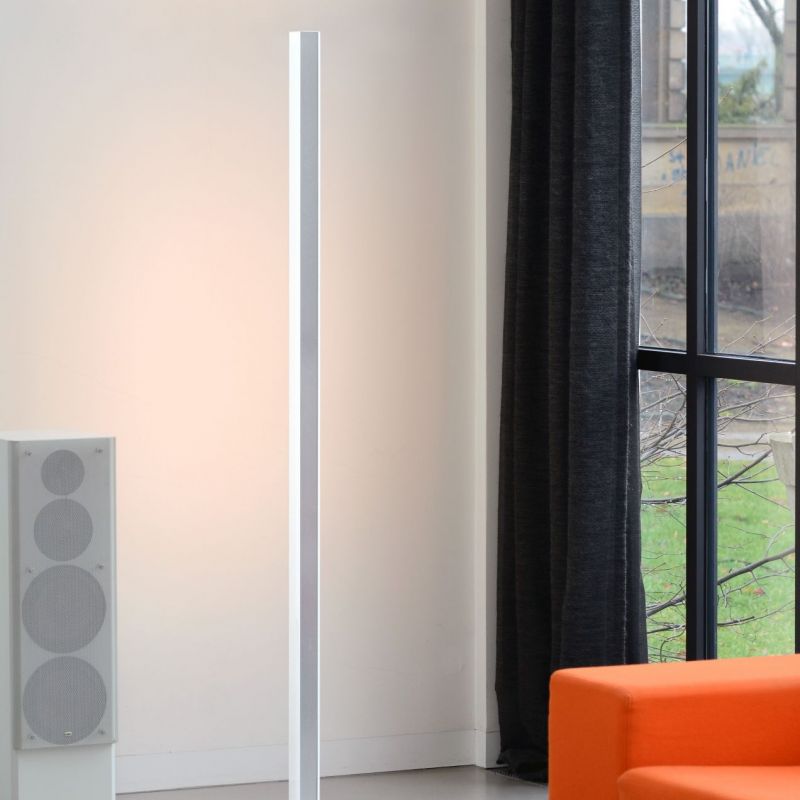 MILLELUMEN | INDIVIDUAL | STEHLEUCHTE VOR HELLER WAND | LEUCHTEN LUKASSEN LICHTDESIGN