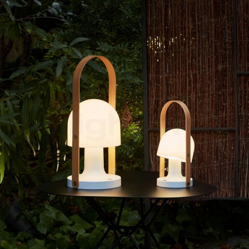 MARSET | FOLLOW ME PLUS | TISCHLEUCHTE MIT AKKU AUF EINEM GARTENTISCH | LEUCHTEN LUKASSEN LICHTDESIGN