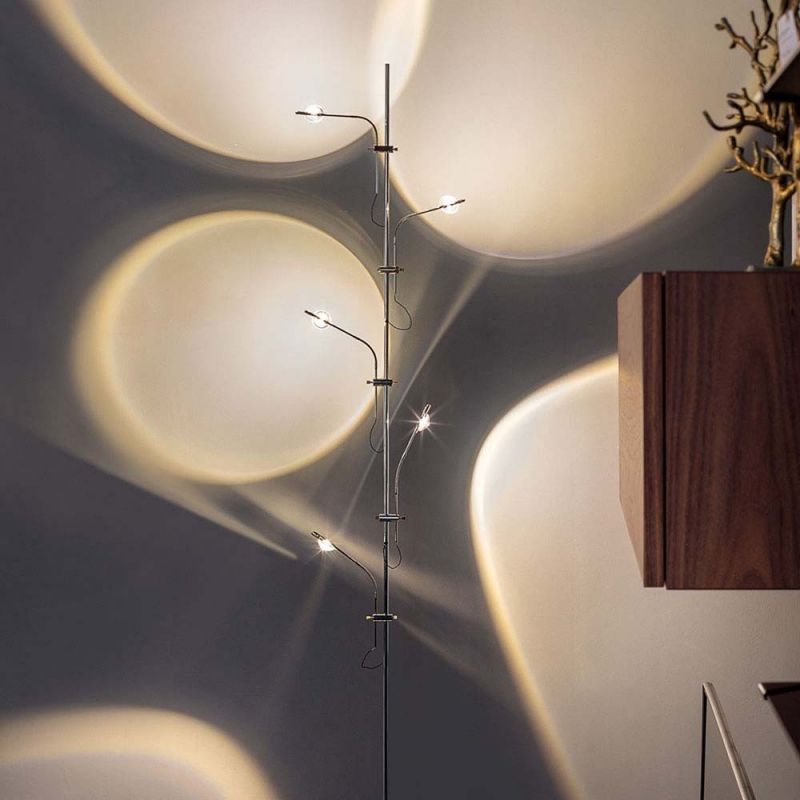 CATELLANI & SMITH | WAWA TERRA | STEHLEUCHTE MIT FÜNF VERBAUTEN LEUCHKÖRPERN VOR DUNKLER WAND | LEUCHTEN LUKASSEN LICHTDESIGN